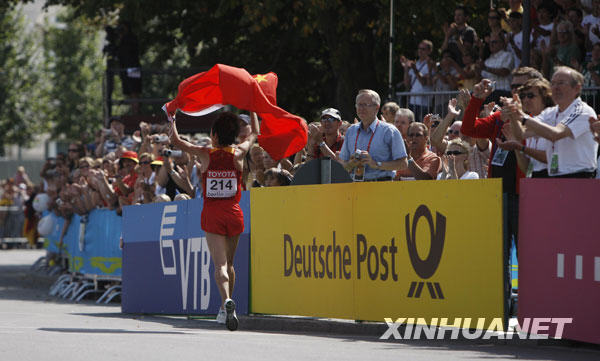 8月23日，中国选手白雪夺冠后高举国旗庆祝。当日，在柏林田径世锦赛女子马拉松比赛中，中国选手白雪以2小时25分15秒的成绩夺得金牌，这是中国选手首次在田径世锦赛马拉松比赛中获得金牌。