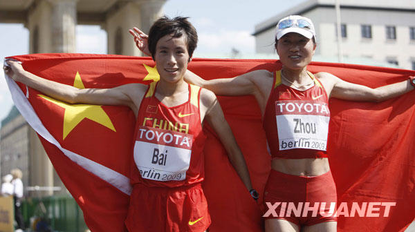 8月23日，中国选手白雪（左）和周春秀赛后庆祝。当日，在柏林田径世锦赛女子马拉松比赛中，中国选手白雪以2小时25分15秒的成绩夺得金牌，这是中国选手首次在田径世锦赛马拉松比赛中获得金牌。周春秀以2小时25分39秒的成绩获得第四名。