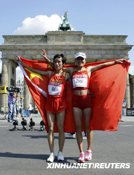 8月23日，中国选手白雪（左）、周春秀赛后在勃兰登堡门前庆祝。新华社/路透