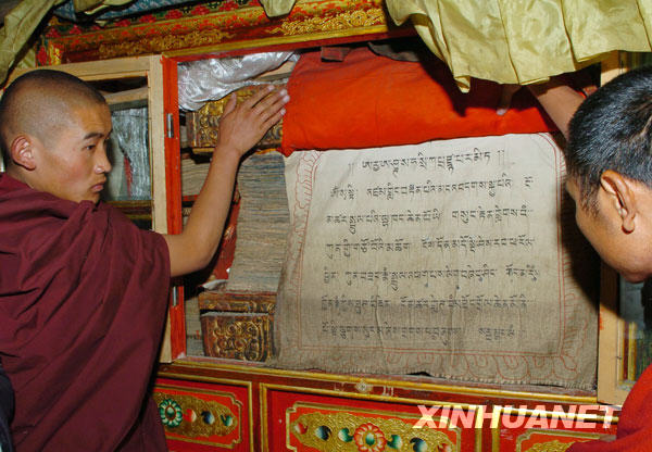 萨迦寺僧人检查元代的经书（2005年6月摄）。