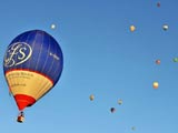 热气球“欧锦赛”开幕 七彩热气球征战天空[组图]