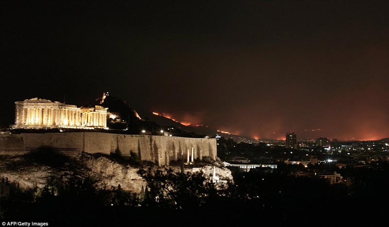 希腊山火势头不减 浓烟笼罩雅典北部上空[组图]