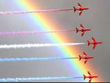 英空军特技飞行表演 '红箭'射穿彩虹[组图]