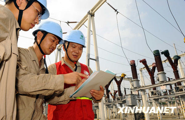 8月25日，国家电网四川省德阳市电业局变电检修中心的杨沛东（中）与同事在德阳土塘变电站进行设备检查。