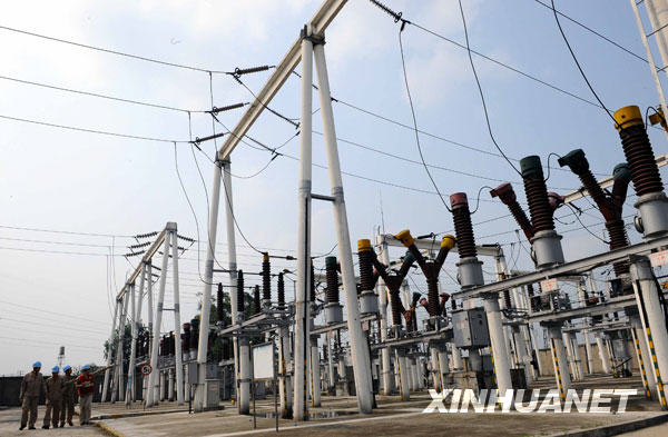 8月25日，国家电网四川省德阳市电业局变电检修中心的工作人员正在德阳土塘变电站进行设备检查。