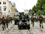 在比利时国庆阅兵式上，步兵小队展示。（图片由比利时驻华使馆提供）