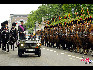在比利时国庆阅兵式上，国王检阅护卫队。（图片由比利时驻华使馆提供）