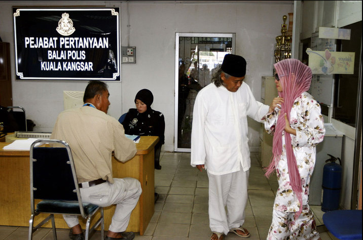 马来西亚女模喝酒被判鞭刑 因斋月延迟受罚[组图]