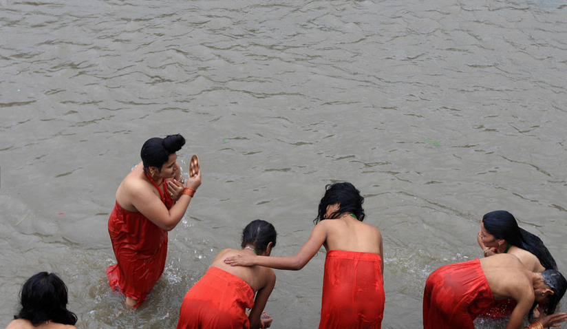 印度欢度提吉节 印度教女子沐浴净身为夫祈祷[组图]