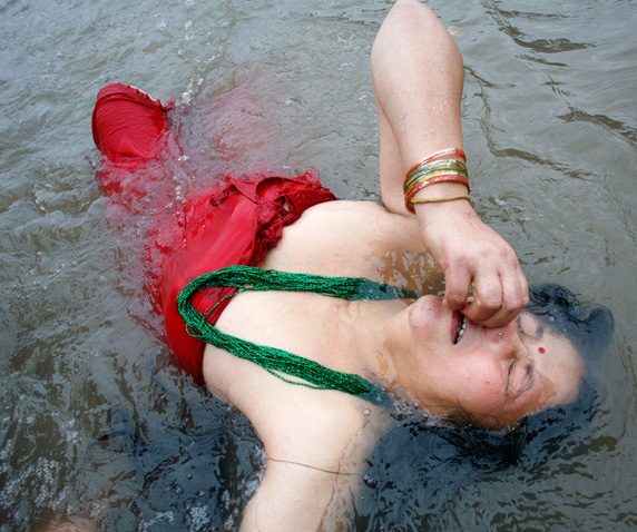印度欢度提吉节 印度教女子沐浴净身为夫祈祷[组图]