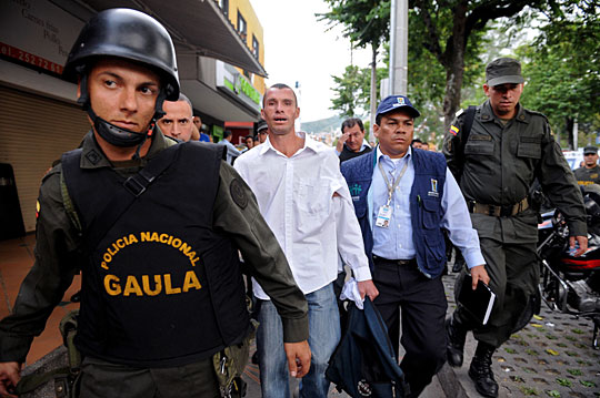 哥伦比亚警方成功挫败银行抢劫案[组图]