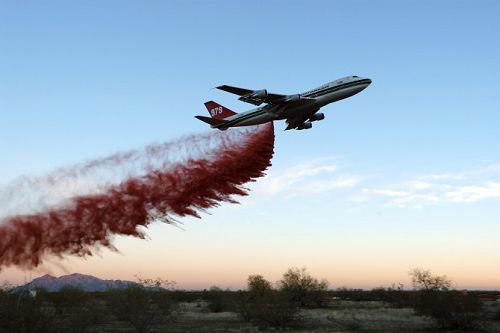 美國加州派出世界最大的消防飛機滅火[組圖]