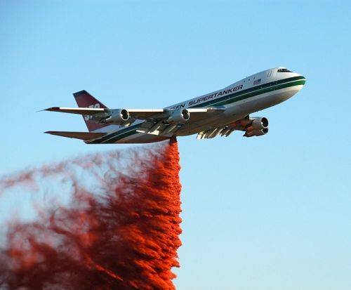 美国加州派出世界最大的消防飞机灭火[组图]