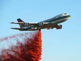 美国加州派出世界最大的消防飞机灭火[组图]