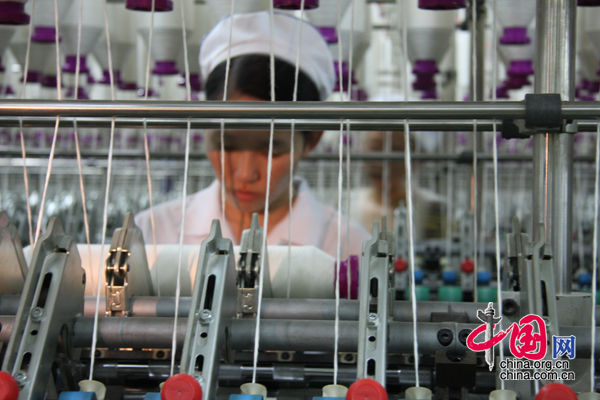 江蘇悅達紡織集團有限公司生産車間裏的紡織工人。 中國網 楊愛博/攝影
