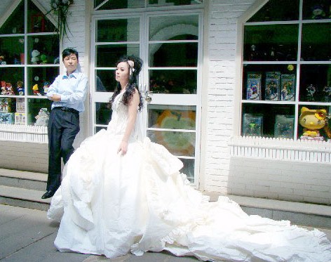 杨弘穿婚纱的照片_第一次穿婚纱的模样(3)