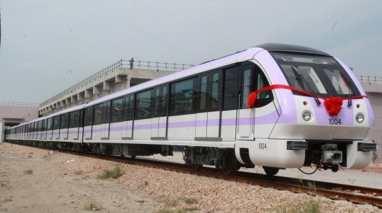 9月13日,上海轨道交通10号线首列电客列车运