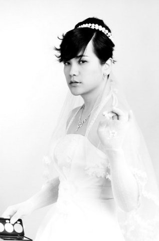 杨弘穿婚纱的照片_第一次穿婚纱的模样(2)