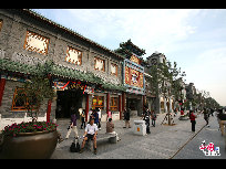 9月24日，记者来到极具老北京特色的前门大街，提前感受国庆60周年浓郁的节日气息。(摄影：中国网 庄昊)