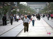 9月24日，记者来到极具老北京特色的前门大街，提前感受国庆60周年浓郁的节日气息。白发老者走在全新的前门大街，感受着全新的气息。 (摄影：中国网 庄昊)