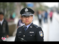 9月24日，记者来到极具老北京特色的前门大街，提前感受国庆60周年浓郁的节日气息。在北京前门大栅栏商店街巡逻的警察。他们将在前门执勤，确保国庆期间安全。 (摄影：中国网 庄昊)