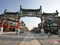 9月24日，记者来到极具老北京特色的前门大街，提前感受国庆60周年浓郁的节日气息。北京前门大栅栏许多家商铺张灯结彩，准备迎接本月28日的开市大庆。有着近500年历史的老街，如今将不同时代的元素美妙的结合。(摄影：中国网 庄昊)
