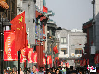 9月24日，记者来到极具老北京特色的前门大街，提前感受国庆60周年浓郁的节日气息。百年老街全新面貌迎国庆。(摄影：中国网 庄昊)