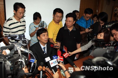 赵本山生日吃上东北菜 朱军余秋雨去医院探望