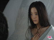 范冰冰在《麦田》中尝试素颜出镜，她在电影中饰演的沉静脱俗的女城主骊，把一个女人内心的哀怨、成长和坚守刻画的入骨三分。