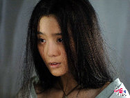 范冰冰在《麦田》中尝试素颜出镜，她在电影中饰演的沉静脱俗的女城主骊，把一个女人内心的哀怨、成长和坚守刻画的入骨三分。