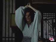 范冰冰在《麦田》中尝试素颜出镜，她在电影中饰演的沉静脱俗的女城主骊，把一个女人内心的哀怨、成长和坚守刻画的入骨三分。