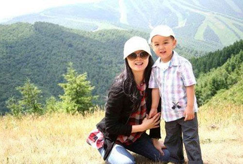 “晴格格”王艳携子外出游玩照片曝光(图)