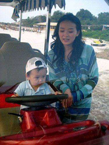 “晴格格”王艳携子外出游玩照片曝光(图)