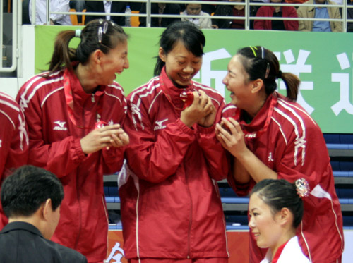 图文-全运会女排决赛天津3-1辽宁队员们笑得开心
