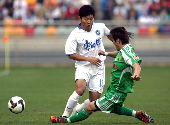 图文-[中超]天津泰达0-0北京国安周挺积极拼抢
