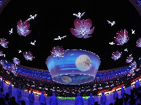 10月16日晚8时，第十一届全国运动会在山东济南开幕。浓郁的文化气息、深远的历史内涵、唯美的画面和意境、充满活力的编排与表演以及出人意料的点火方式…… 