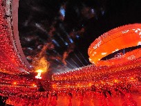 10月16日晚8时，第十一届全国运动会在山东济南开幕。浓郁的文化气息、深远的历史内涵、唯美的画面和意境、充满活力的编排与表演以及出人意料的点火方式…… 
