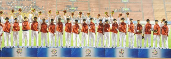 图文-全运U16男足山东4-1胜陕西夺冠球员上台领奖
