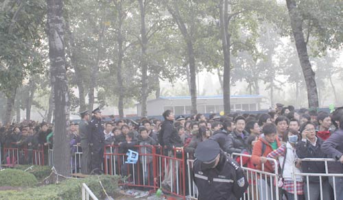 图文-国安夺冠战工体售票处火爆场面异常壮观