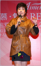 于丹爱慕发布会现场助阵