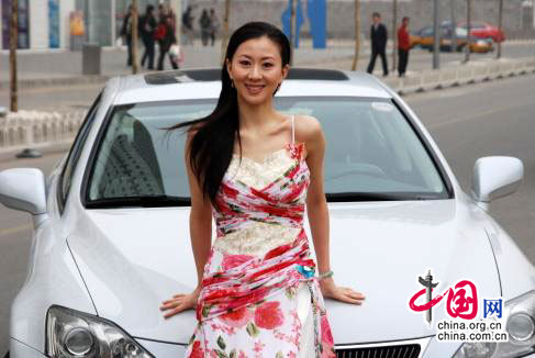 汤加丽靠倚名车妩媚倾城