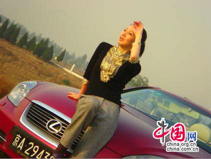 汤加丽在夕阳中眺望
