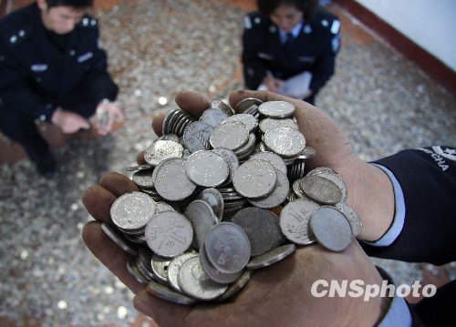 山东枣庄警方收缴300公斤假硬币