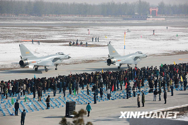 庆祝空军成立60周年跳伞队员空中展示八一军