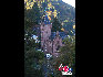 海德堡坐落于奥登林山（odenwald）的边缘，整个城市傍内卡河(Neckar)而建。奥登山峡中的内卡河在这里流入莱茵平原，在几十公里外的下游流入莱茵河。青山绿水间的海德堡，石桥、古堡、白墙红瓦的老城建筑，充满浪漫和迷人的色彩。中国网 赵娜摄影
