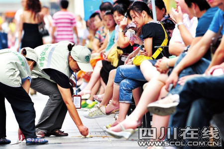 “妈妈城管”的温柔执法并没有迎来商贩的热情配合