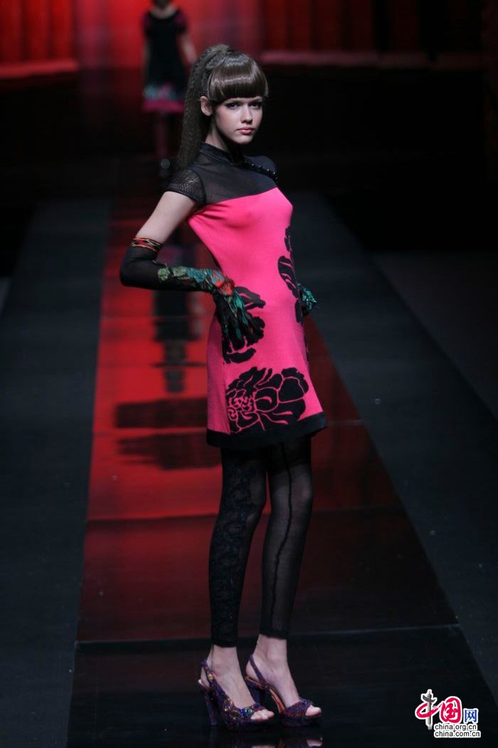 邓皓时装发布上演多姿多彩女装