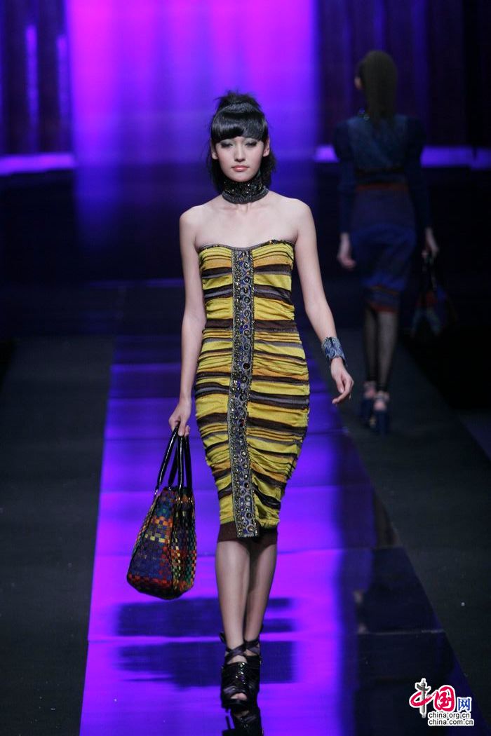 邓皓时装发布上演多姿多彩女装