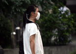 戴口罩的大学生