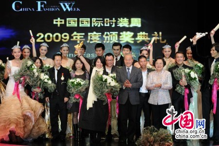“最佳女装设计师”郭培(前排左二)、“金顶奖”李小燕(前排左五)、“最佳男装设计师”卡宾(前排右四) “最佳女装设计师”郭培(前排左二)、“金顶奖”李小燕(前排左五)、“最佳男装设计师”卡宾(前排右四)